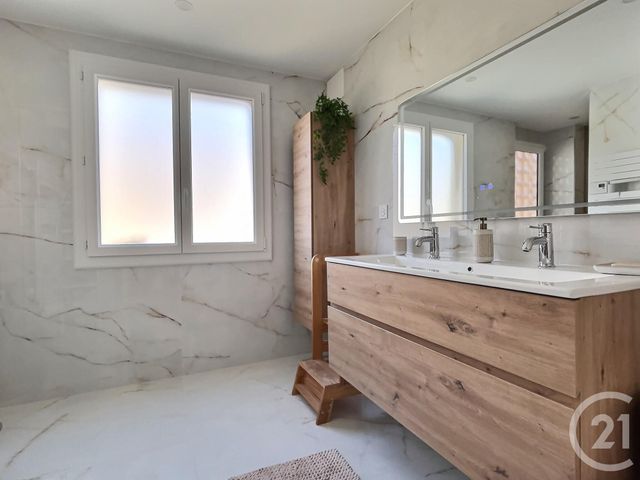 Afficher la photo en grand Appartement T3 à vendre - 3 pièces - 71.07 m2 - ST RAPHAEL - 83 - PROVENCE-ALPES-COTE-D-AZUR - Century 21 Sud Habitat
