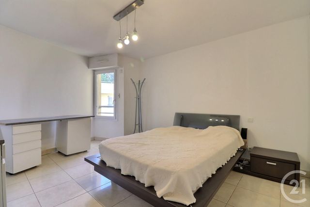 Appartement T4 à vendre - 4 pièces - 100.0 m2 - ST RAPHAEL - 83 - PROVENCE-ALPES-COTE-D-AZUR - Century 21 Sud Habitat
