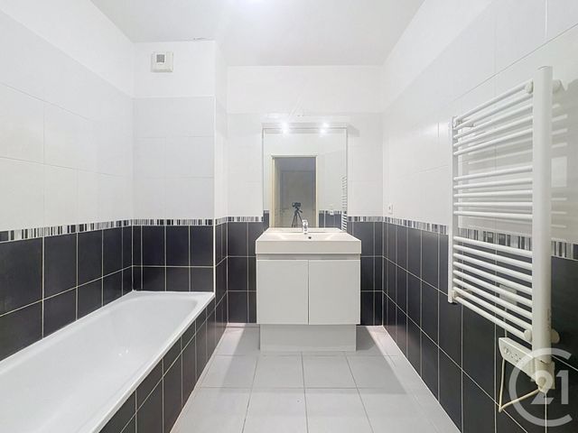 Appartement T3 à vendre - 3 pièces - 73.37 m2 - FREJUS - 83 - PROVENCE-ALPES-COTE-D-AZUR - Century 21 Sud Habitat