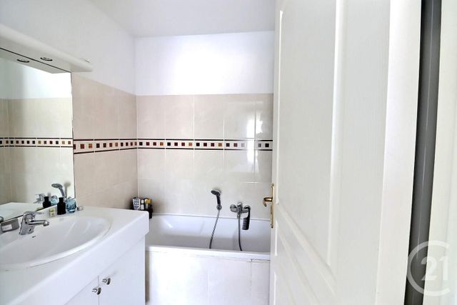 Appartement T3 à vendre - 3 pièces - 72.42 m2 - FREJUS - 83 - PROVENCE-ALPES-COTE-D-AZUR - Century 21 Sud Habitat