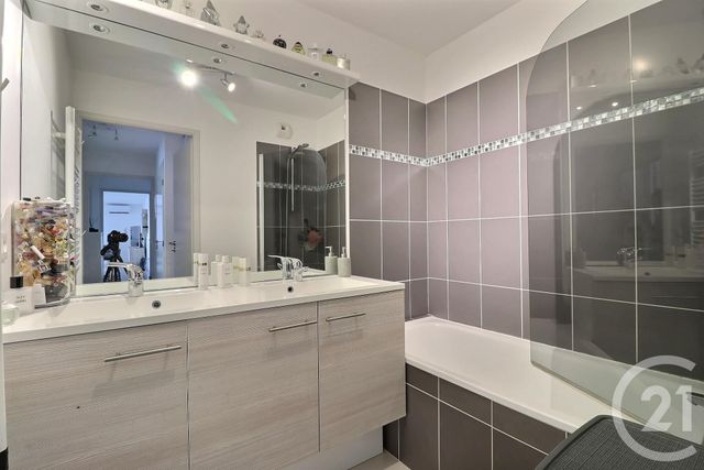 Appartement T4 à vendre - 4 pièces - 76.0 m2 - FREJUS - 83 - PROVENCE-ALPES-COTE-D-AZUR - Century 21 Sud Habitat
