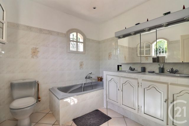 maison à vendre - 5 pièces - 202.0 m2 - FREJUS - 83 - PROVENCE-ALPES-COTE-D-AZUR - Century 21 Sud Habitat