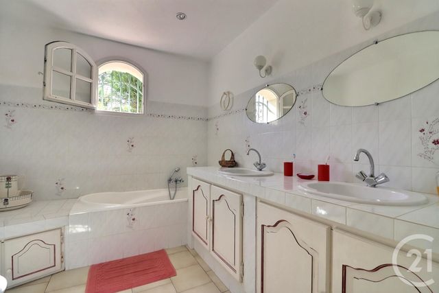 maison à vendre - 5 pièces - 202.0 m2 - FREJUS - 83 - PROVENCE-ALPES-COTE-D-AZUR - Century 21 Sud Habitat